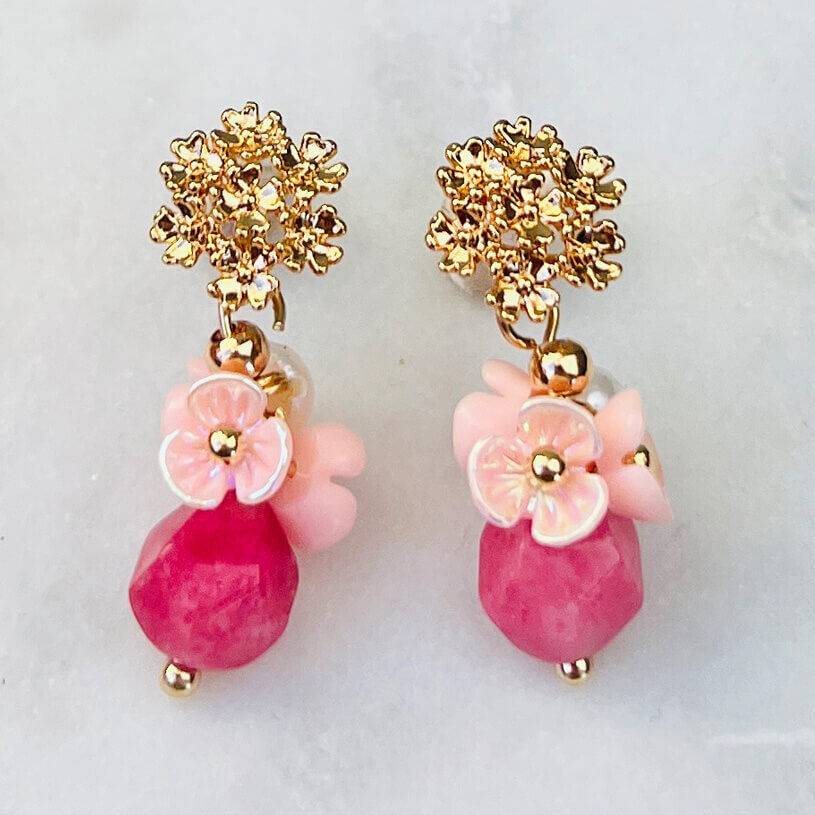 SchwesterSchwester Kleine vergoldete Ohrstecker mit Blüten und Perle in Rosa und Pink Vierteljährliche Förderung