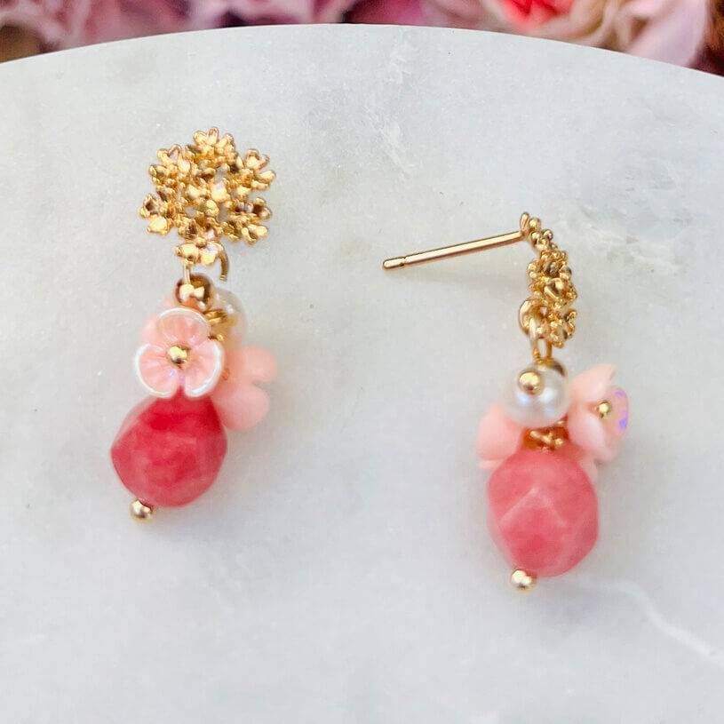SchwesterSchwester Kleine vergoldete Ohrstecker mit Blüten und Perle in Rosa und Pink Vierteljährliche Förderung