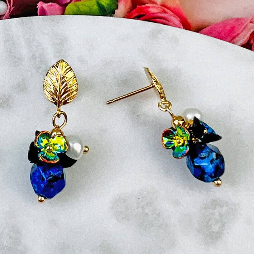 SchwesterSchwester Kleine vergoldete Ohrstecker in Blattform mit Blüten und Perle in Dunkelblau Nur noch ein Tag übrig