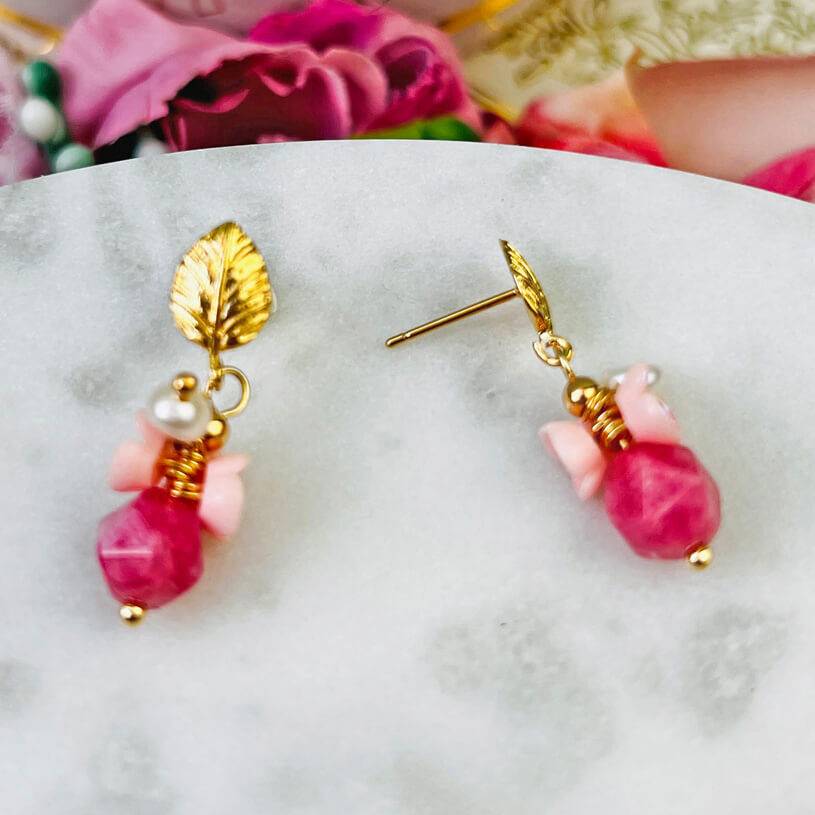 SchwesterSchwester Kleine vergoldete Ohrstecker in Blattform mit Blüten und Perle in Rosa und Pink Fabrikladen