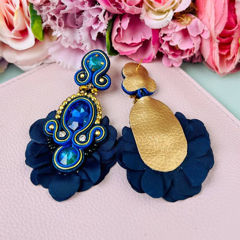 SchwesterSchwester Außergewöhnliche Soutache-Ohrringe in Dunkelblau Im Verkauf