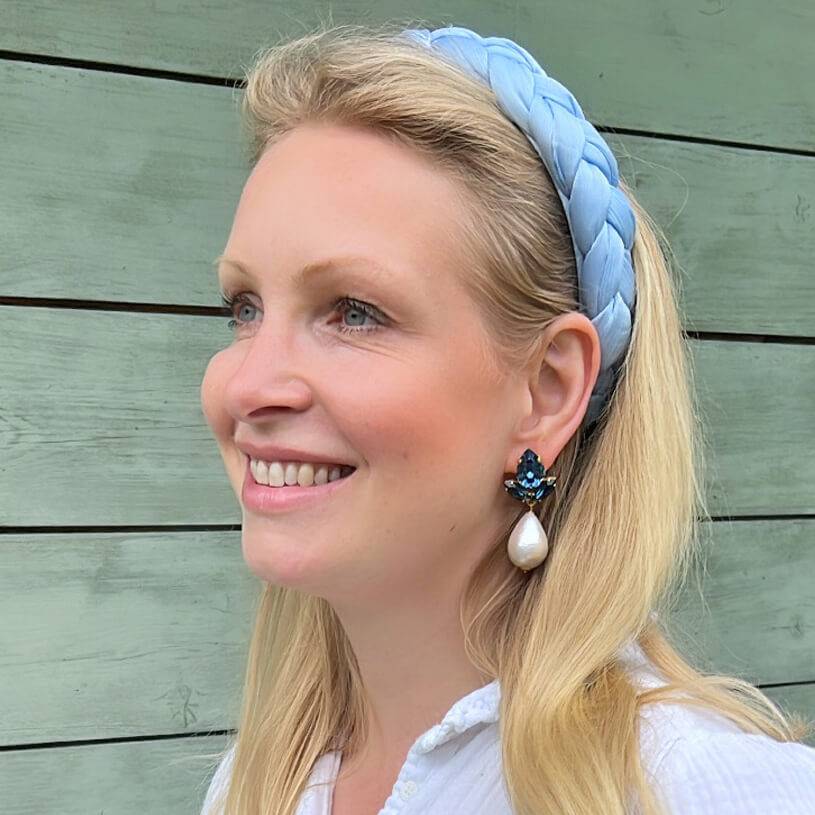 SchwesterSchwester Funkelnde Ohrstecker in Dunkelblau mit federleichten Baumwolltropfen Auslauf