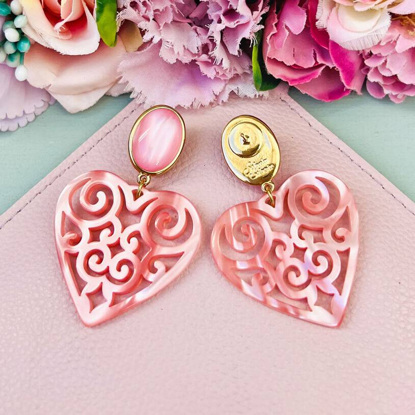 SchwesterSchwester Schöne Ohrringe in schimmerndem Rosa mit Herz-Ornamenten von AmuseToi Fabrikverkauf