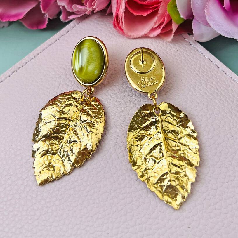 SchwesterSchwester Senfgelber Ohrstecker mit großem goldenen Blatt von AmuseToi Kostenloser Versand