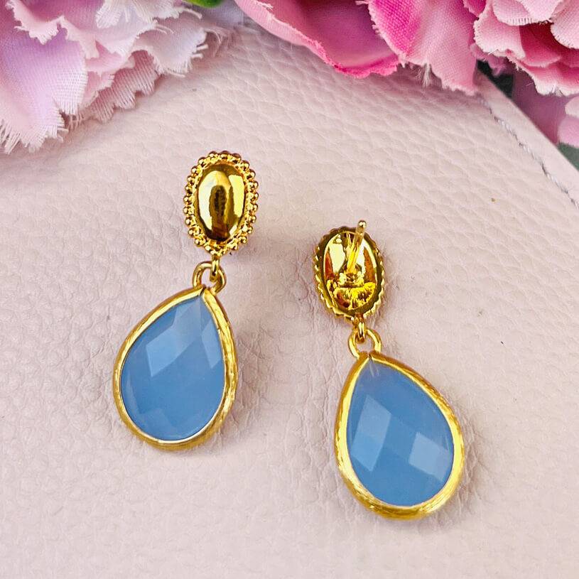 SchwesterSchwester Eleganter vergoldeter Ohrstecker mit kleinem Tropfen in Zartblau Fabrikpreis