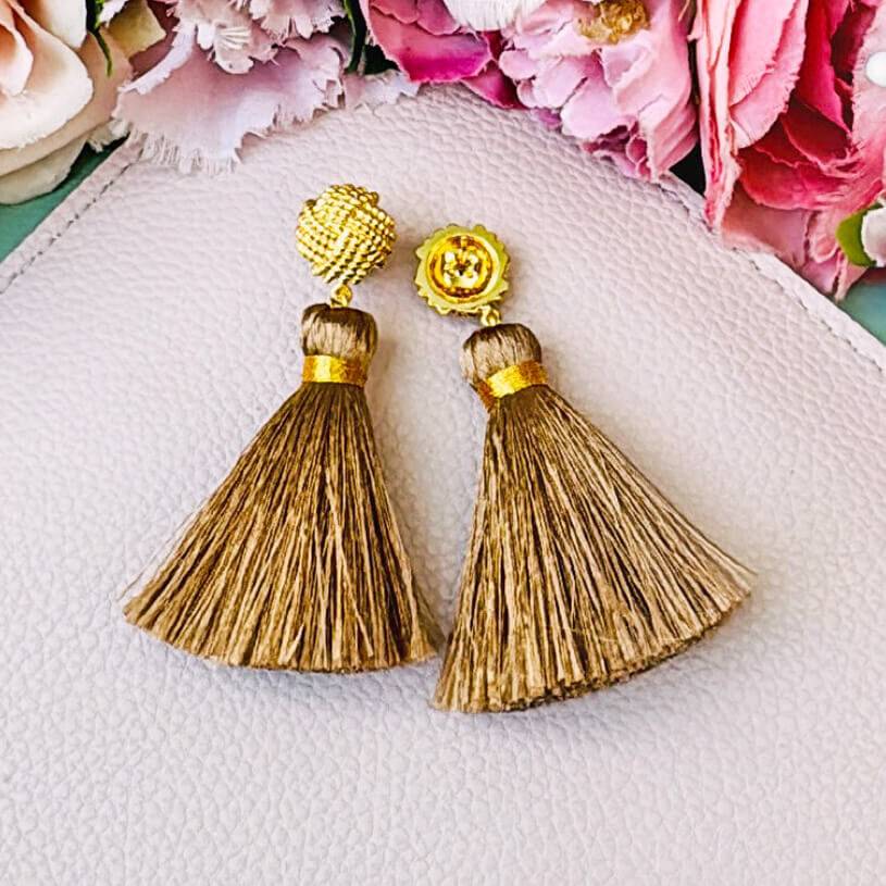 SchwesterSchwester Vergoldete Knoten-Ohrstecker mit hellbrauner Quaste Flash Sale