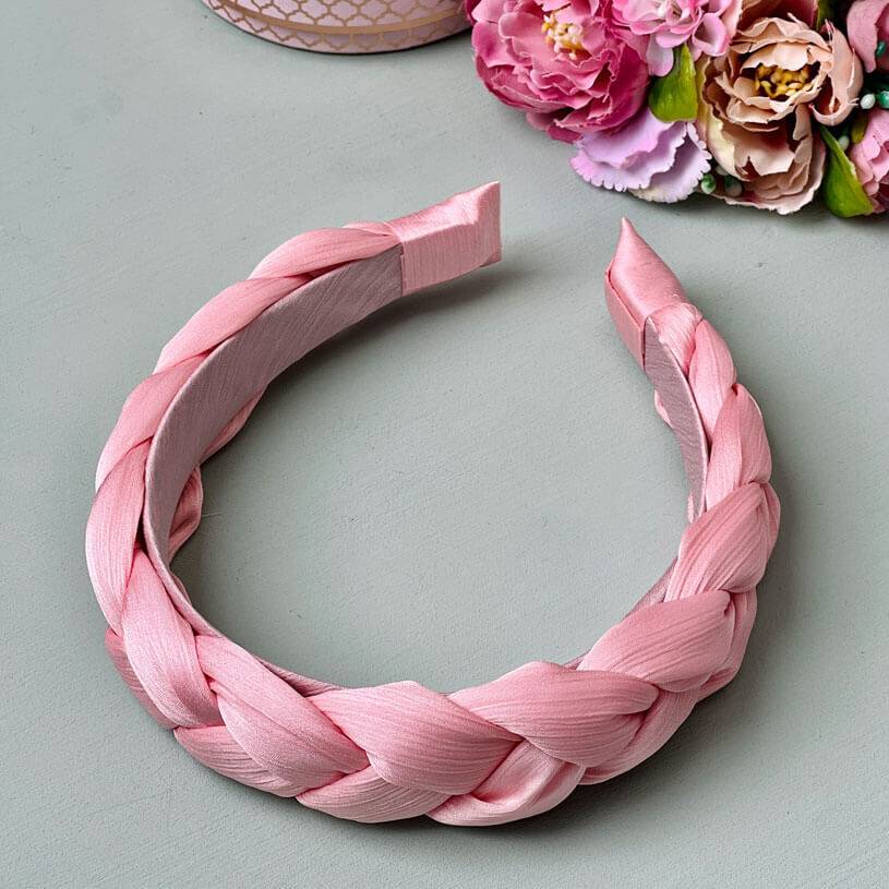 SchwesterSchwester Set aus rosafarbenen Tropfen-Ohrringen von AmuseToi und Satin-Haarreif in Rosa Valentinstagsangebot