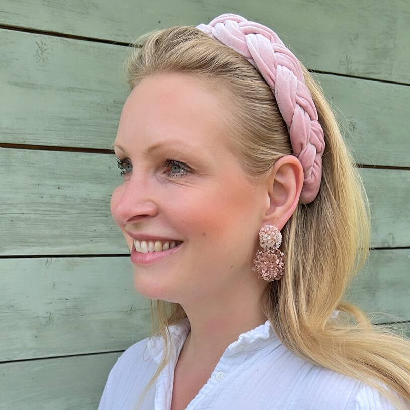 SchwesterSchwester Designer Perlen-Ohrringe aus zwei Blüten in Weiß und Nude Exklusive Angebote