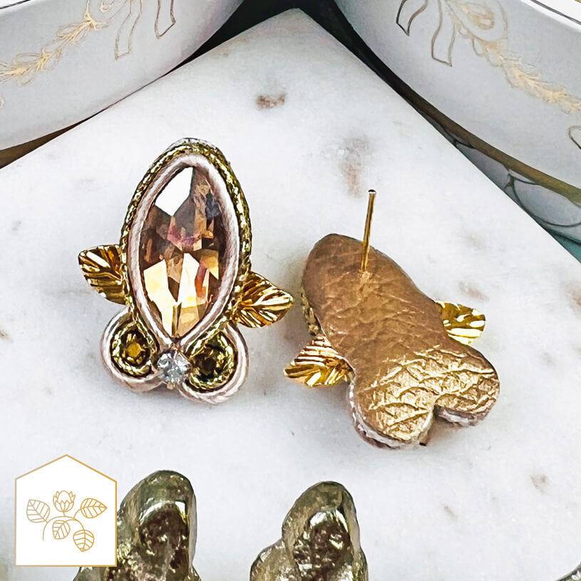 SchwesterSchwester Kleine Soutache-Ohrstecker in Gold und Champagner Kauf eins, bekomm eins gratis