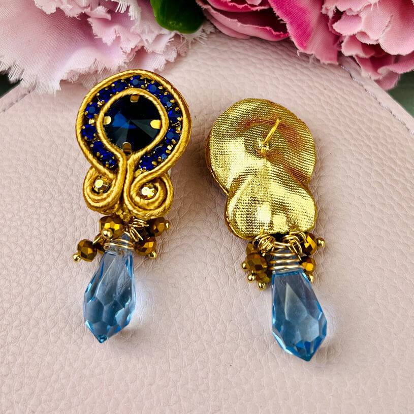 SchwesterSchwester Hübsche Soutache-Ohrstecker mit blauen Kristallen und Tropfen VIP-Rabatte
